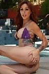 monique alexander gals haar ondermaatse lichaam in haar aantrekkelijk bikini.