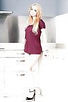 europese adolescent met blond haar gemma tardiani poseren in ondergoed