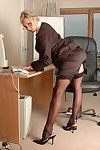 escritório hot lass dannii harwood estava ansioso para chegar em seu escritório, para que ela pudesse revelar seu mau exclusiva do office maneiras!