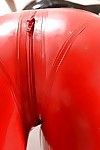 busty redhead w Zara durose symulacji dla zdjęć kochanie w lateksowy strój