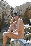 赤裸裸的青少年一起在公共海滩