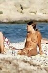 desnudo adolescentes juegan juntos en una playa pública
