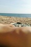 nuda teens giocare insieme a una spiaggia pubblica