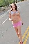 फिट किशोरों की बेब में उसकी लड़की बड़ी प्राकृतिक स्तन सड़क पर