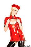 rubia fetiche modelo emily marilyn en látex rojo uniforme de enfermera