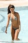 celeb selena gomez muestra su gran cuerpo de bikini