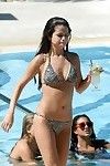 gwiazdy Selena Gomez pokazuje jej wielkie ciało w bikini