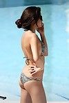 знаменитости Селена Гомес показывает ее большое тело бикини