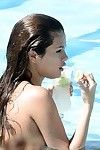 gwiazdy Selena Gomez pokazuje jej wielkie ciało w bikini