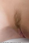 nude euro adolescente augusta de cristal inchaço de pernas para mostrar cortado buceta