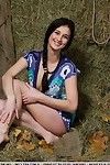 katya exudes นสนุก youthful วัยรุ่น sprawled naughtily อยู่บนหญ้านะลังกำจัดของเธอพิมพ์สีน้ำเงินเสื้อผ้าให้ flaunt เธอน่ารักและเปียกชุ่มๆรายละเอียด