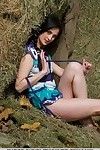 katja heeft een leuk, jong tiener languit verborgen op de top van het hooi, het strippen van haar gedrukte blauwe jurk om te pronken met haar zoet en vochtig details.