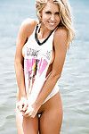 блондинка на пляже красотка Кайла Рэй Рид позирует без одежды для фотомоделей плейбоя