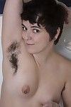 في الثوب الأرجواني ، هارلي يستعد حوض استحمام. جميع الرطب ، فاتنة السكتات الدماغية لها شعر حفر ينتشر جميلة لها جميع الطبيعية الساقين التي تظهر من جنس لها. هذه فاتنة أمشاط لها شعر الجسم كله و هو ساخن.