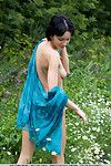 сексуальное платье одежда евро Лорин, расставив ноги, чтобы показать влагалище в лесу