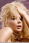 de prachtige gouden-haired guerlain levert nog een aantal andere erotische shoot, stripteasing haar zwarte kanten sexy broek, pronkend met haar betoverende en verleidelijke lichaam in de buik van de camera.