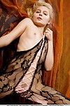 迷人的金发娇兰提供了又一些其他的色情拍摄，stripteasing她黑色花边的性感的裤子炫耀她的诱人和诱人的身体在腹部摄像机。