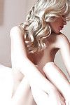rondborstige gebruinde blonde alice toont haar prachtige strakke vorm in het bed