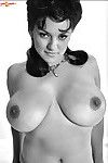मोनिका मेंडेज़ एक प्रमाणित में, और flauting उसके 34dd सभी आदी स्तन