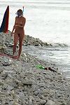 जंगली नग्न एक सार्वजनिक समुद्र तट पर