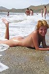 जंगली नग्न एक सार्वजनिक समुद्र तट पर