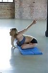 hấp dẫn euro gái roberts cho thấy chân trần trong buổi tập yoga