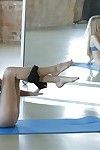 attraente, euro, pornostar, lana roberts mostra piedi nudi durante una sessione di yoga