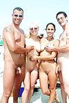赤裸裸的青少年一起在公共海滩
