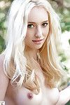 szczupła blondynka piękna Lauren Ash zdejmując нательного bielizny płytki
