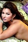 amber campisi est une brune chaude giant boob playmate sexy violet lingerie qui a un réel régulier des seins à 36dd