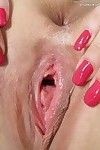 curvilínea rubia blanche bradburry explora agujero anal con los dedos y el consolador