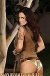 wspaniałe busty brunetka, Nikki Nova, nosi sexy striptizerka na zewnątrz odsłaniając jej wilgotne ciało i duże cycki!