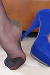 длинноногая красотка евро Элла Хьюз соскальзывания высокие каблуки для самостоятельного палец сосать