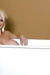 美しい醸金髪には、レイチェル-aziani、夢のお風呂は裸の女の屋外用浴槽、ポージングのためのカメラです！