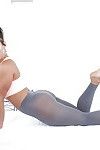 solo cutie Kelsey Monroe uwalniając ogromną pupą pornstar z szorty joga