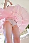 chudy rudzielec nastolatek w strój baletnicy ściskając dildo różowa cipka