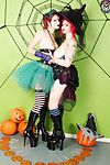 dwa perwersyjne czarownic dając klapsy Halloween