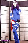 solo girl vellocet struts dans le cosplay uniforme avant de se propager à la chatte