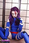 solo-Mädchen vellocet Streben in cosplay-uniform vor, die Verbreitung von pussy