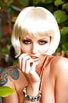 schönes blondes babe veronica lavery posiert unbedeckt im freien