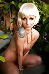 linda loira gata tatuada veronica lavery posando descoberto exterior