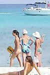 नग्न किशोर एक साथ खेलते हैं, एक सार्वजनिक समुद्र तट पर