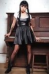 naughty gothic meisje in pigtails verwijdert zwarte jurk te verspreiden vagina