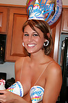 tanned लड़की उसके जन्मदिन मना नग्न में