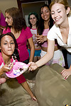 सेक्सी कॉलेज की लड़कियों के पागल हो जाने पर पार्टी के जन्मदिन की पार्टी - भाग 2