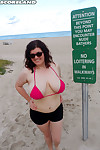 胖个女孩杜尔西内亚嬉闹着一个作为母亲生下了海滩在她生日的西装
