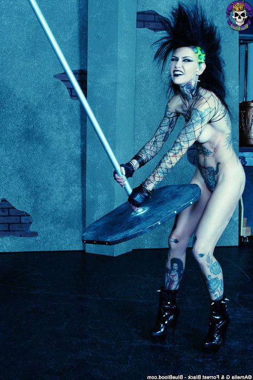 Tattooed superstar malice mcmunn shows off her taught body