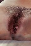 espetacular jovem messias fingering seu peludo vagina em solo masturbação
