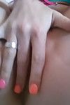 bespectacled若々しい姫シミ-ソバカスの新鮮な指で彼女のorgasmicマ