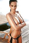 chude plaża Gal Sophie pozuje do wyjścia modeli w bikini-эбадон